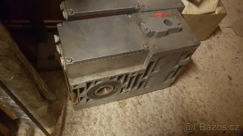 Elektromotor s prevodovkou - - 3