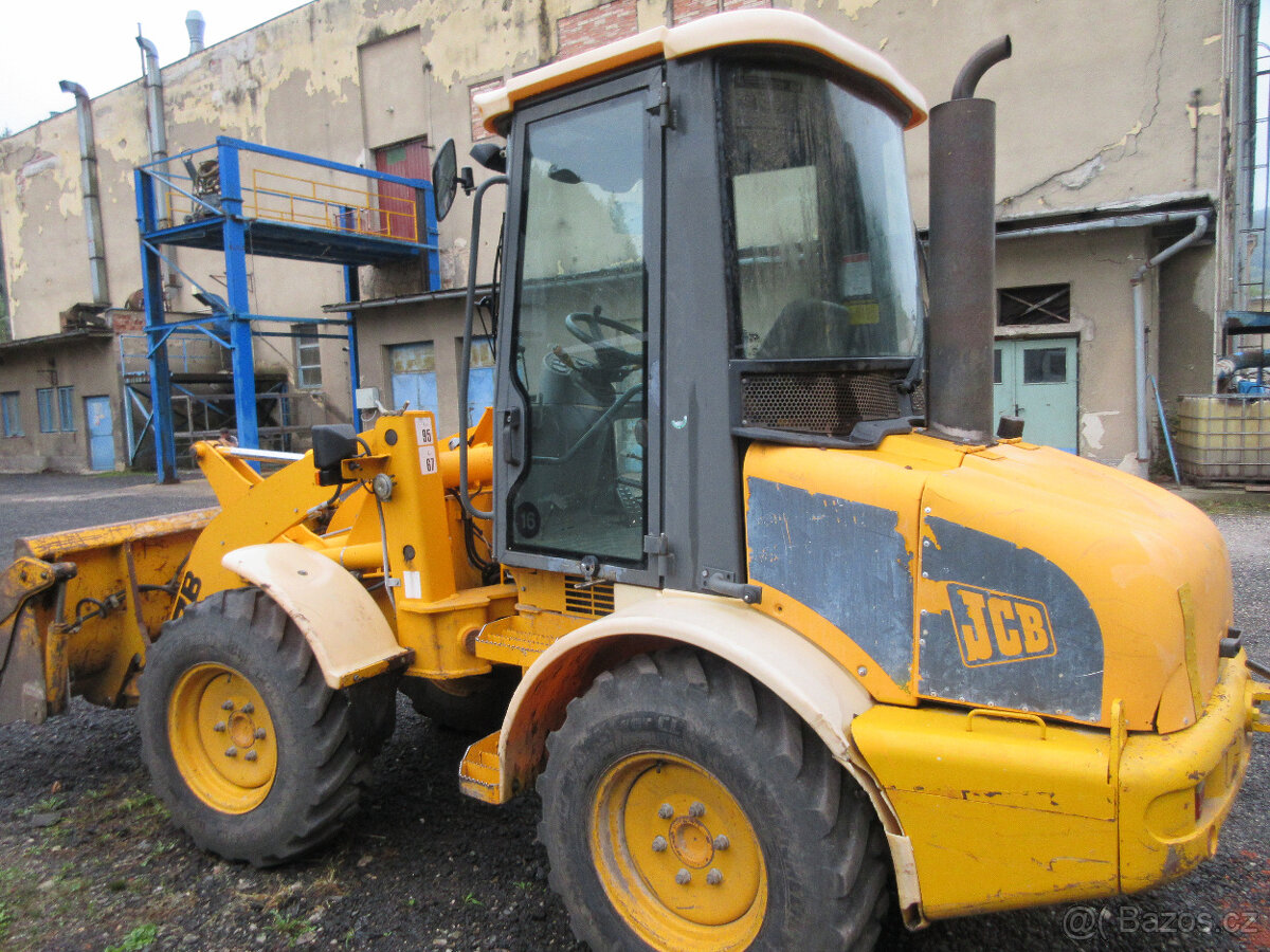 Kolový nakladač JCB 407 - 3