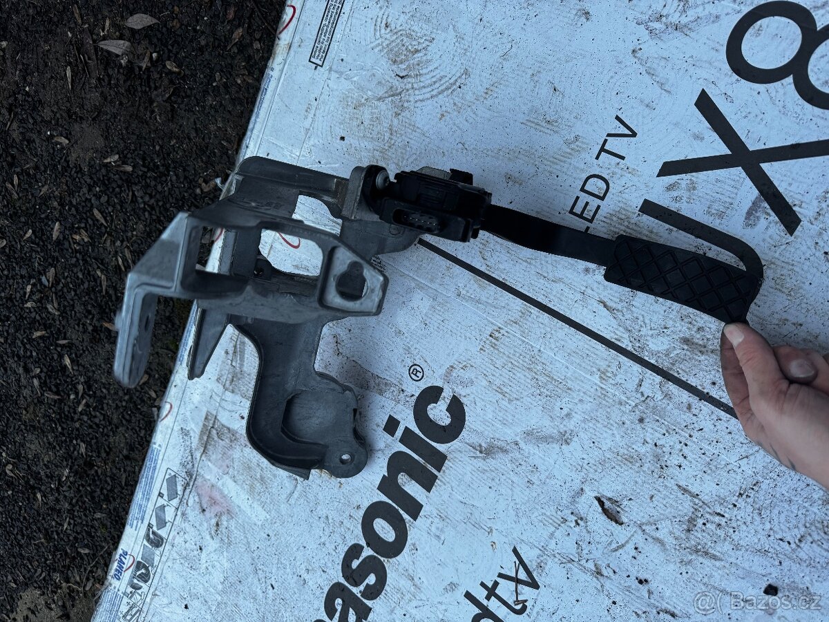 Plynový pedál Audi A7 / A6 C7 facelift + držák – 4H1 723 523 - 3