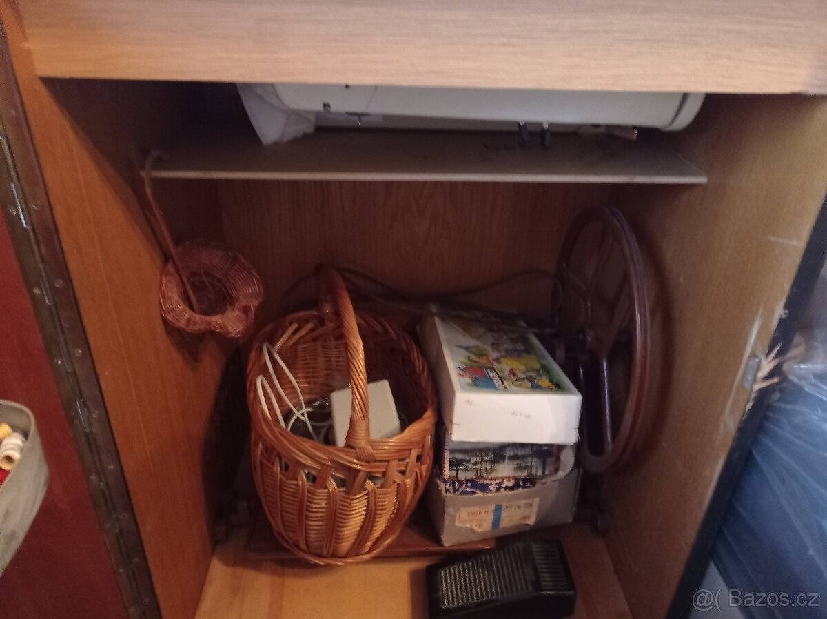 Skříňový šicí stroj - 3