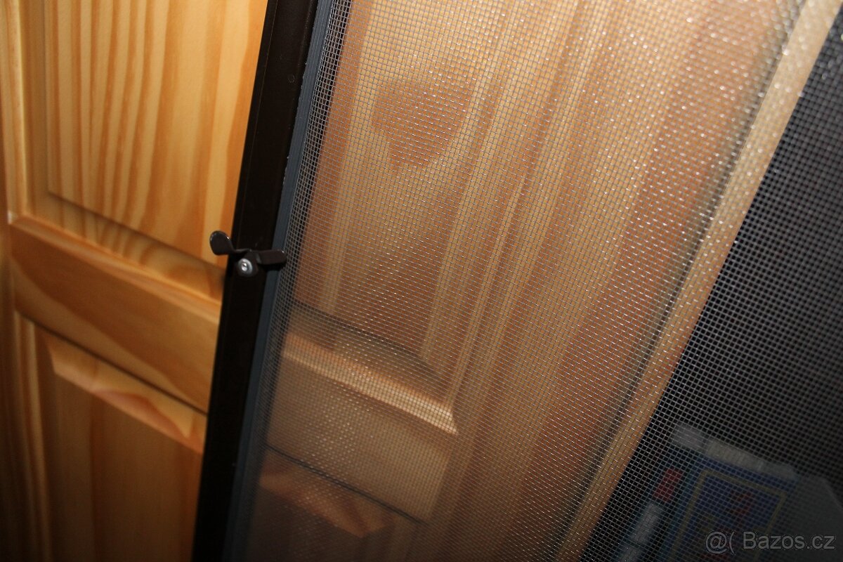 Síť do okna s rámem proti komárům - 3