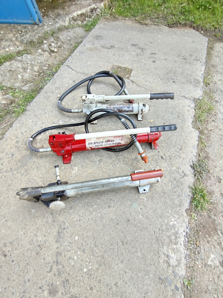 tři ruční hydraulické pumpy - 3