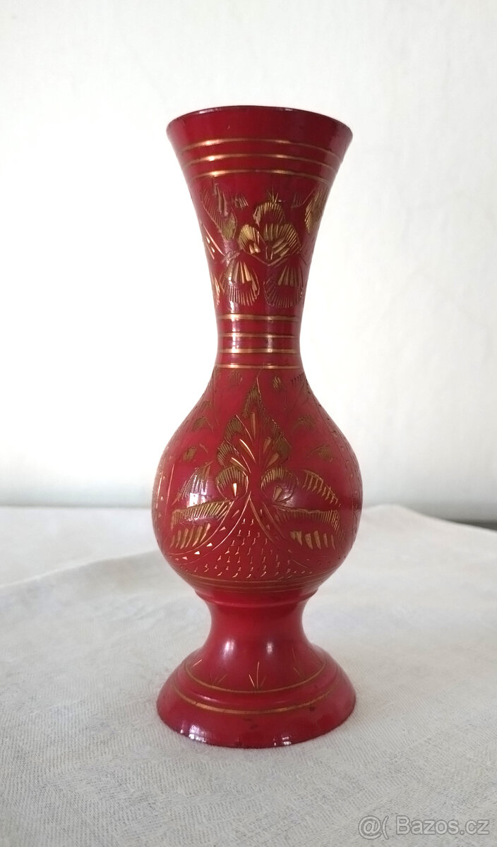 červená mosazná rytá vázička - ruční práce - 3