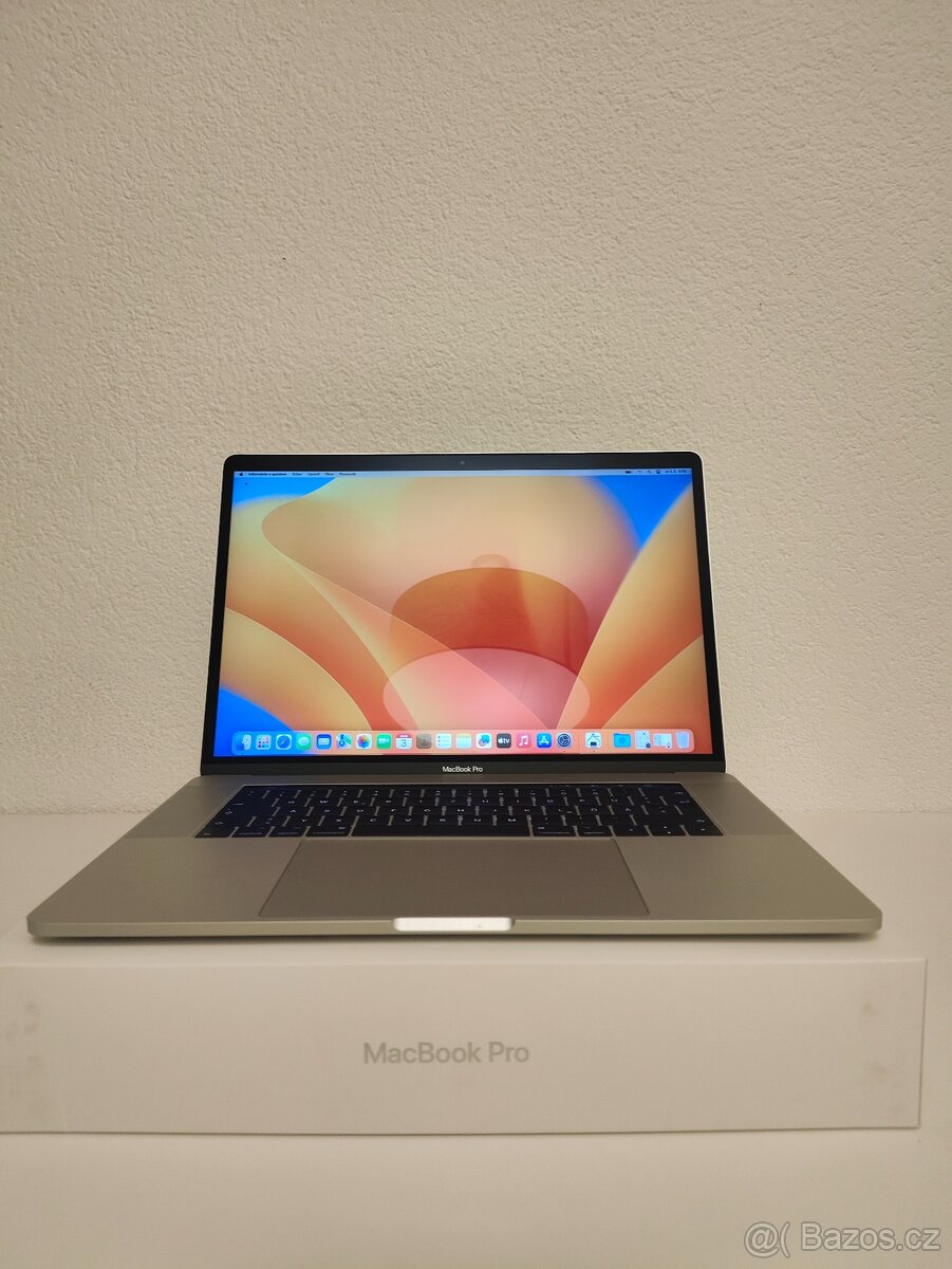 MacBook Pro 15 2017 | i7 • 16GB • 512GB - 3