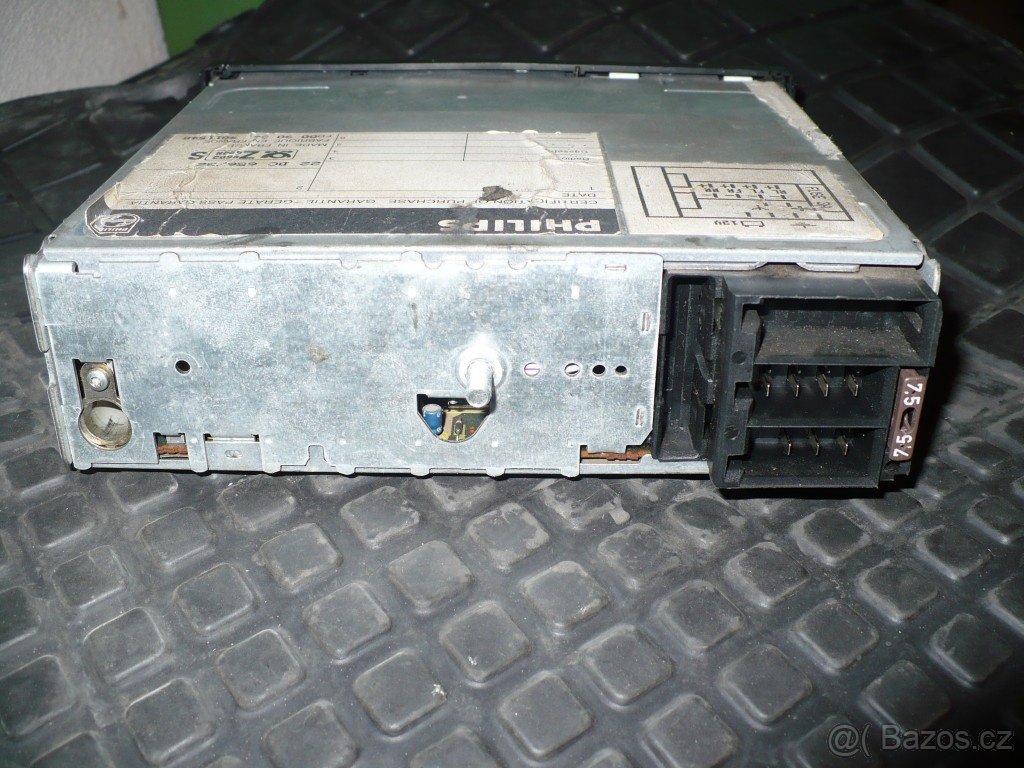 BMW E30 dobové rádio a hřebenové řízení - 3