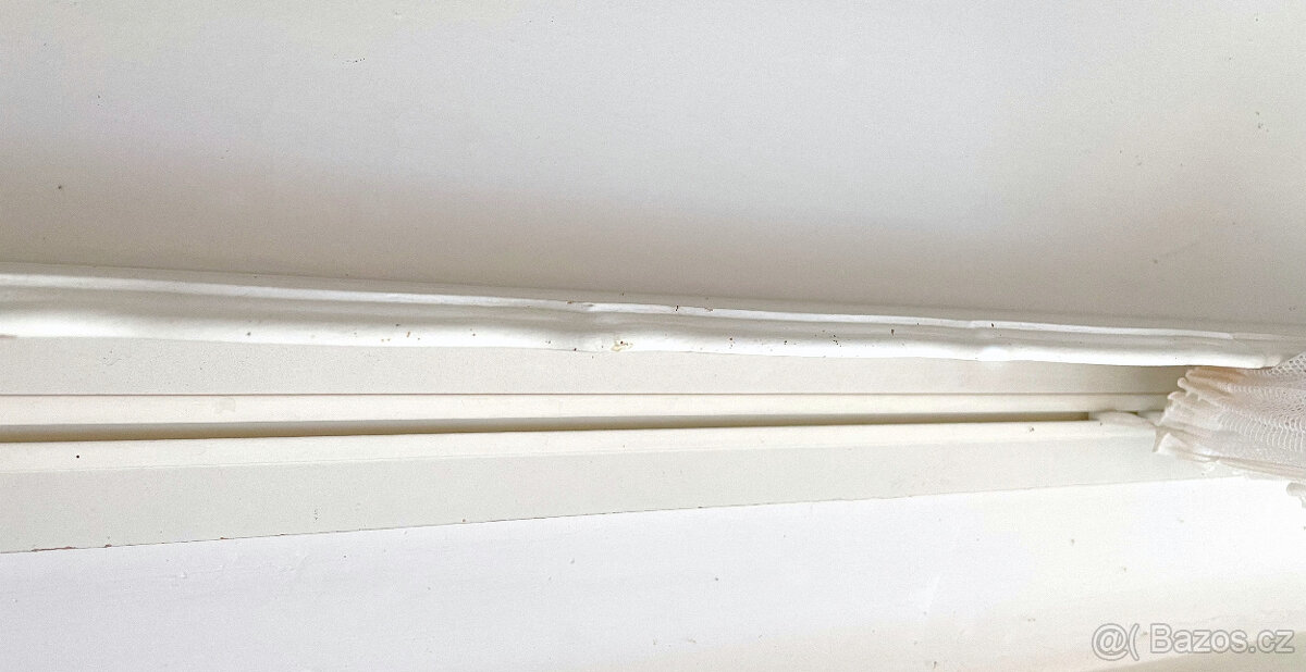 Bílá dřevěná garnýž praktic - 3