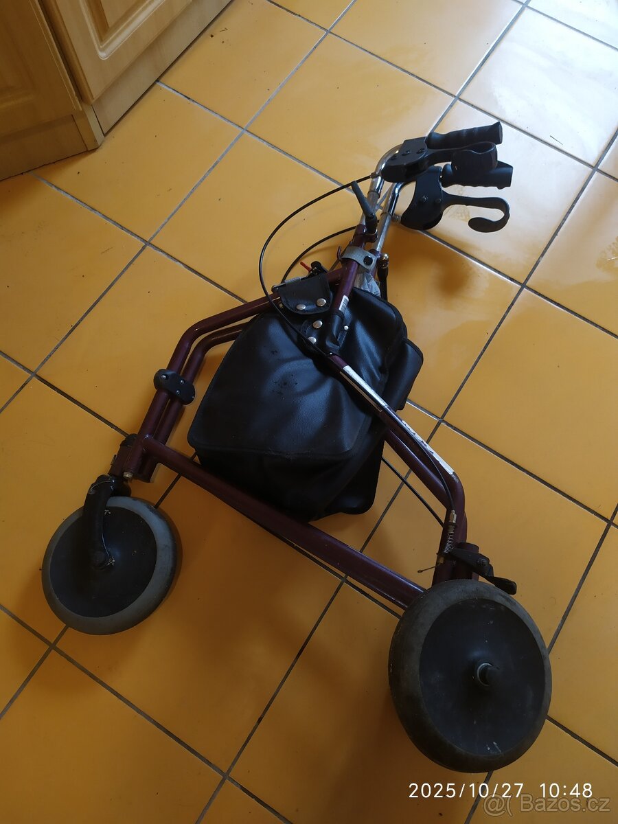 Chodítko pro seniory tříkolka. - 3