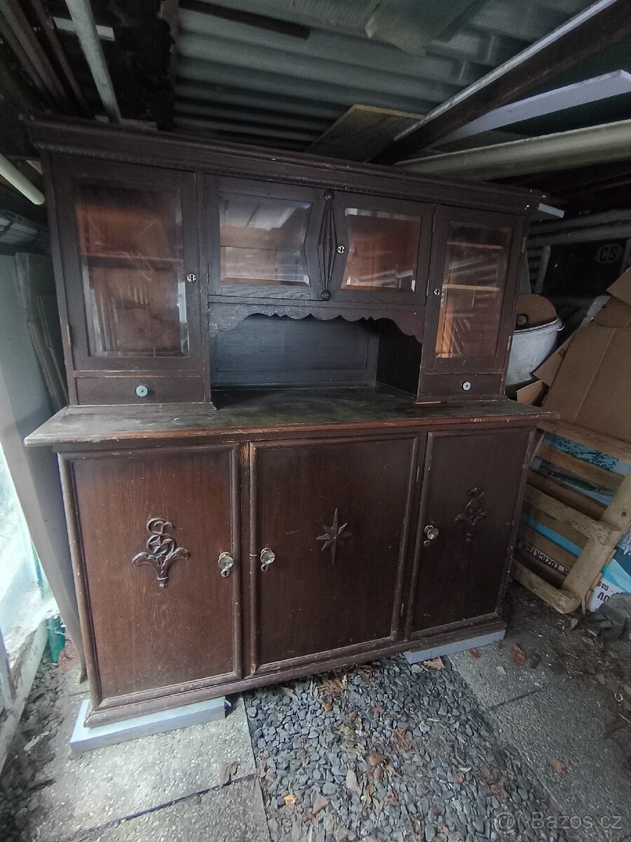 Starožitná kredenc - 3