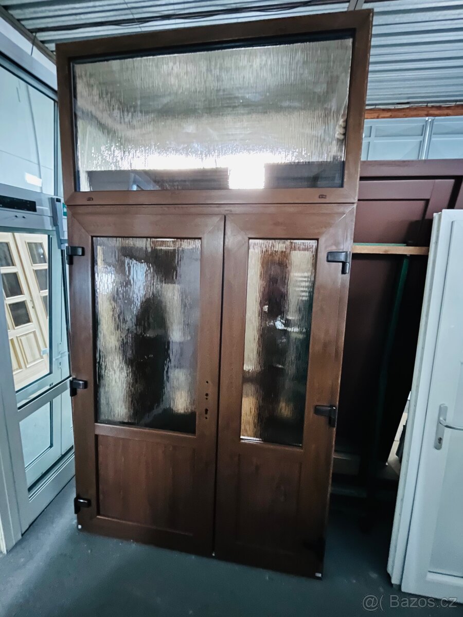 KRÁSNÉ 6TI KOMOROVÉ PLASTOVÉ DVOUKŘÍDLÉ VCHODOVÉ DVEŘE OŘECH - 3