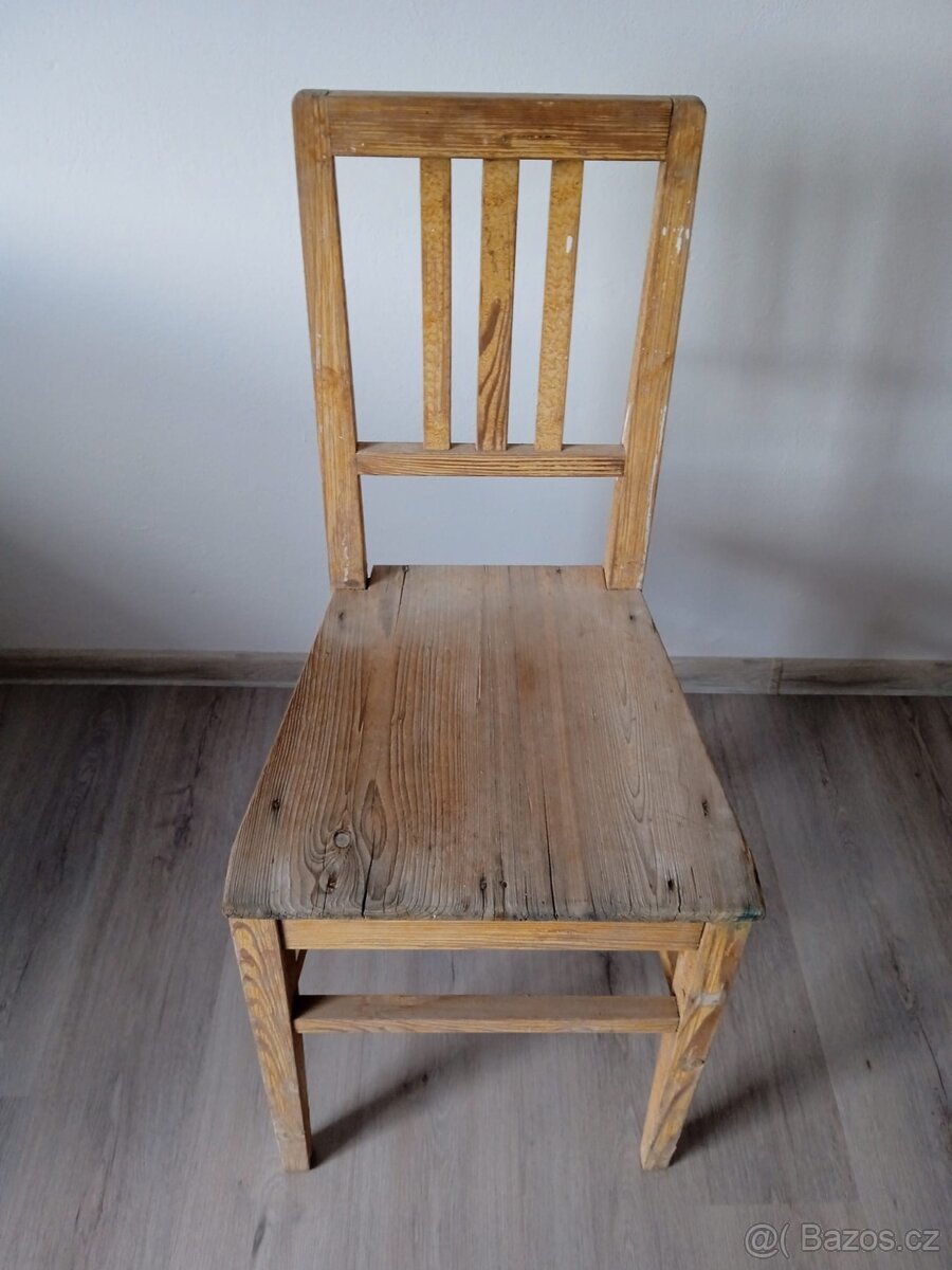 Stůl se čtyřmi židlemi - 3