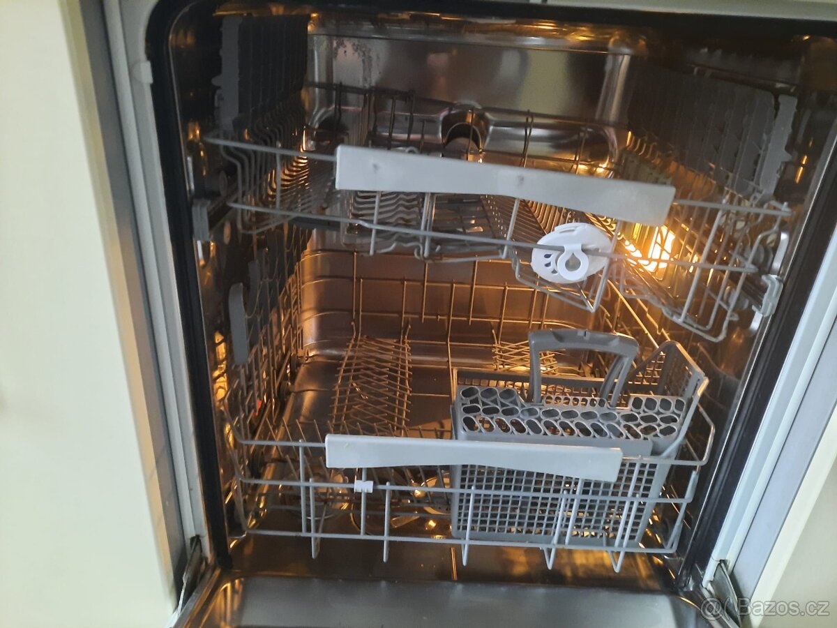 Koupím myčku AEG na náhradní díly - 3