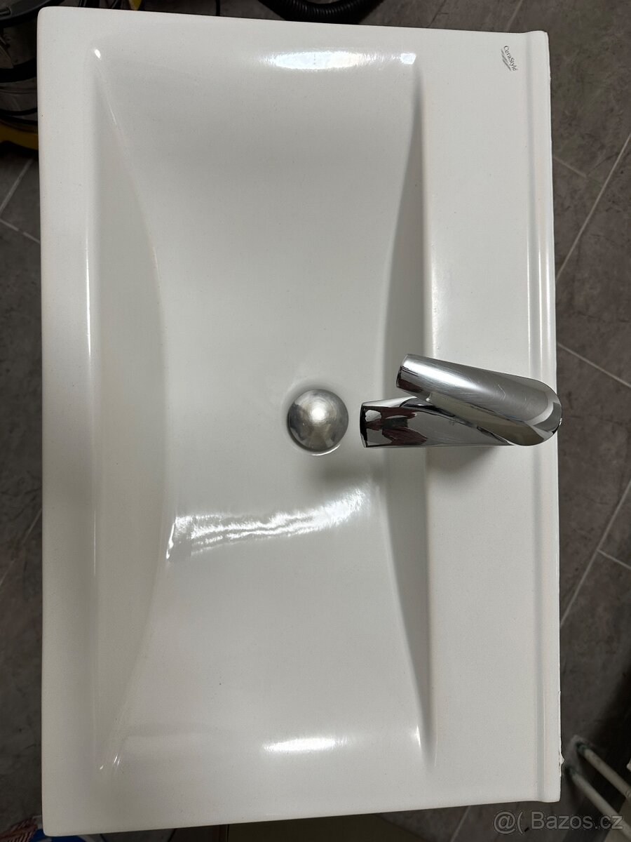 Koupelnová skříňka s umyvadlem - 3