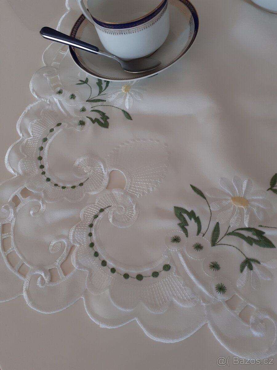 Barevně vyšívaný ubrus,vhodný dárek - 3