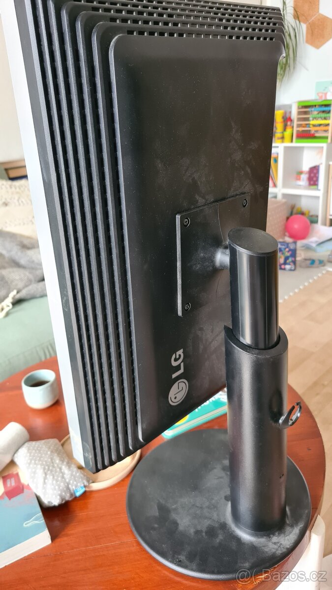 Monitor LG Flatron W2220P + pivot - 3