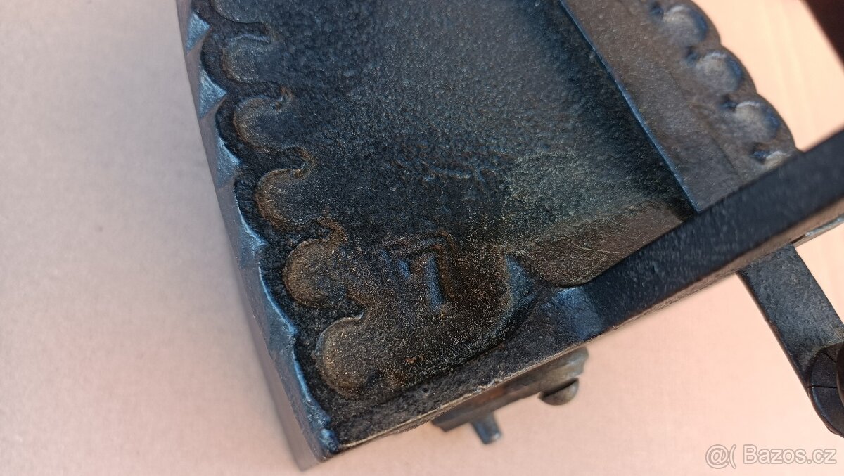 Stará orig. atypická žehlička s komínem. Krásná do sbírky - 3