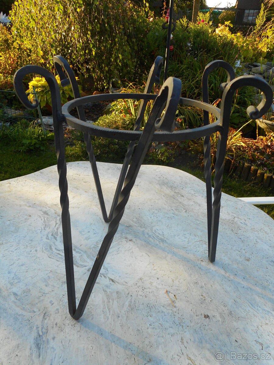 KOVANÝ STOJAN NA KYTKU - 3