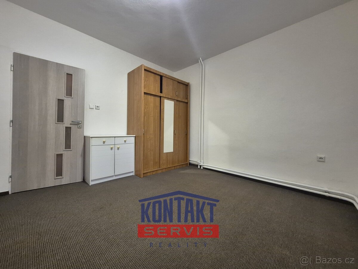 Pronájem bytu 2+kk o velikosti 55 m² přímo na náměstí - Če - 3