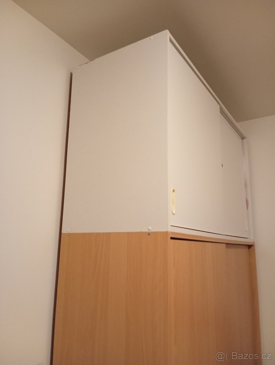 Prodám šatní skříň s posuvnými dveřmi a nástavcem - 3