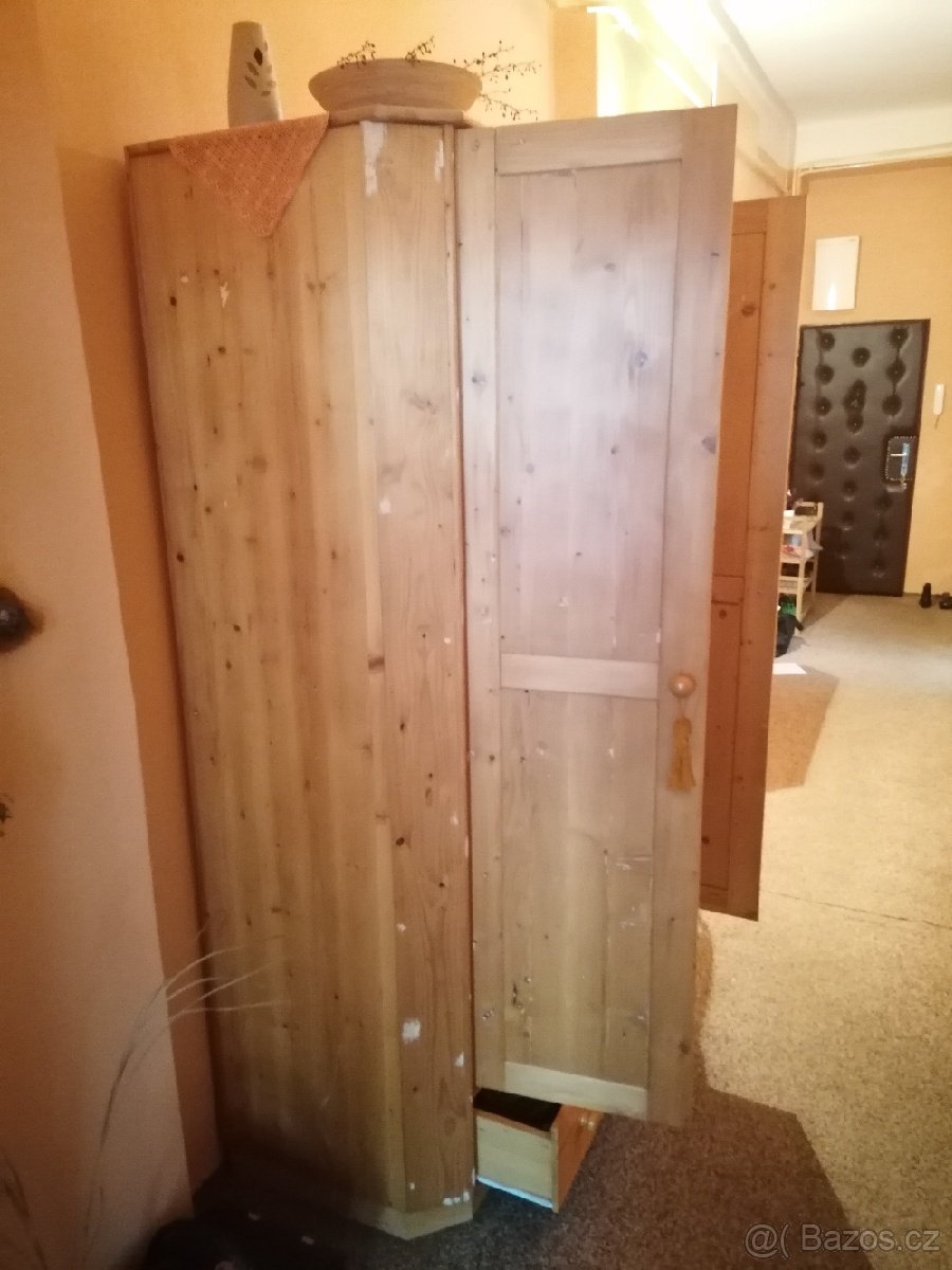 Skříň šatní z borovice - 3