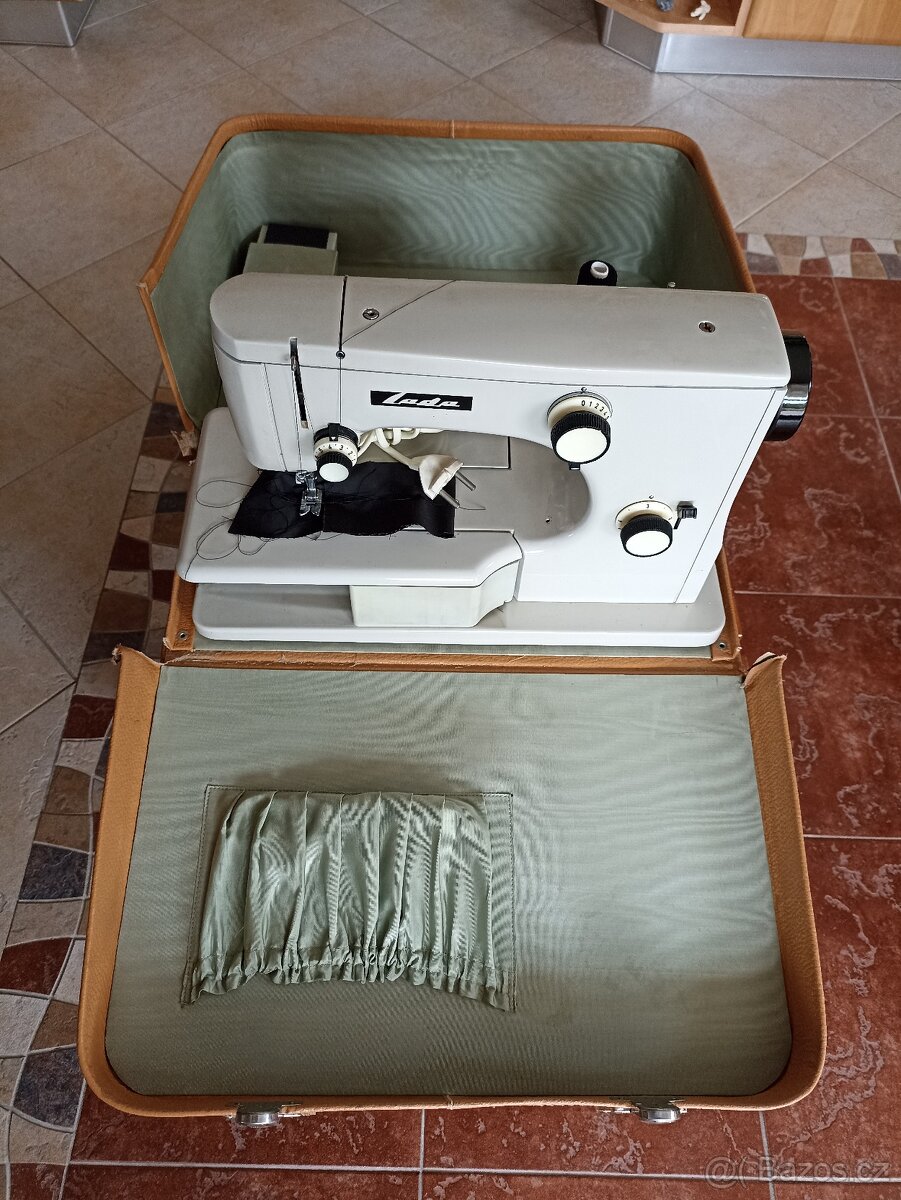 Kufříkový šicí stroj Lada - 3