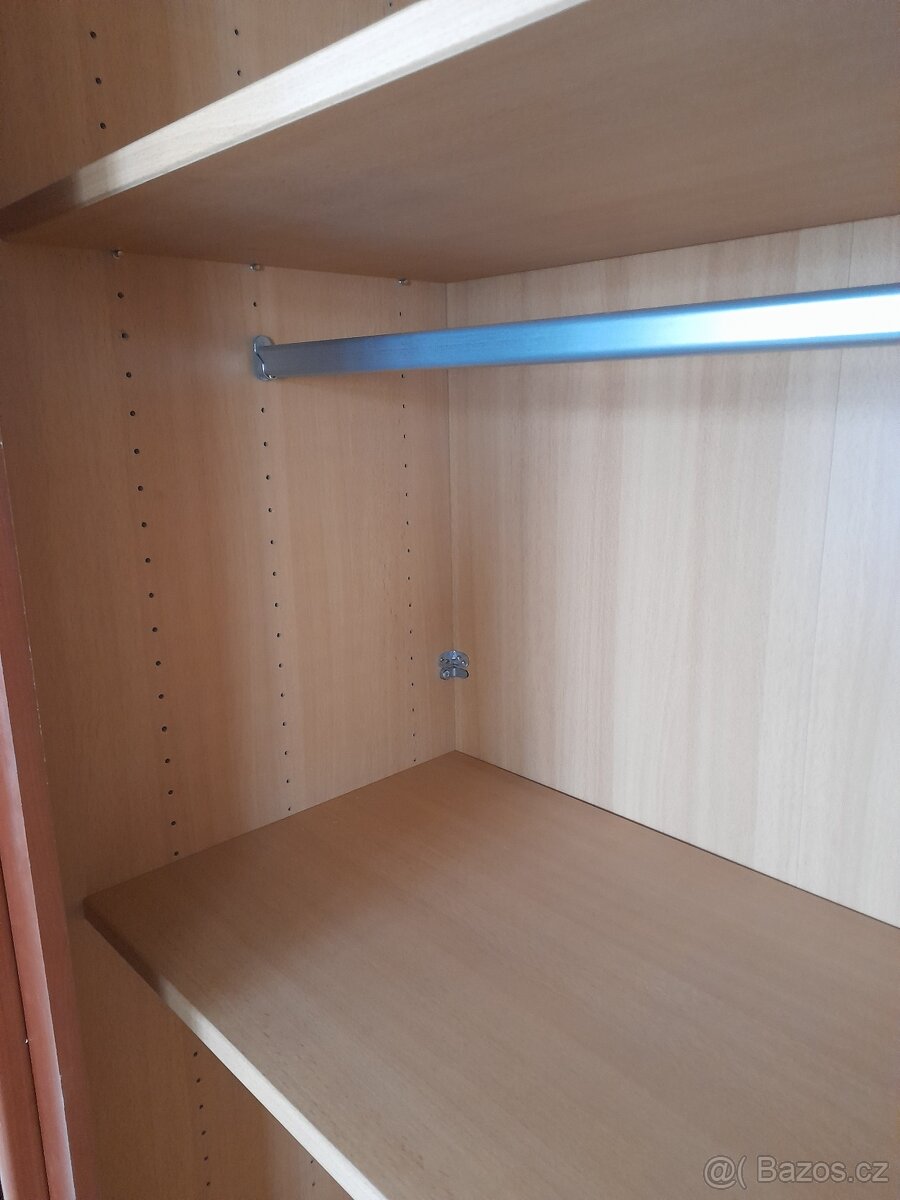 Šatní skříň se zrcadlem a posuvnými dveřmi - 3