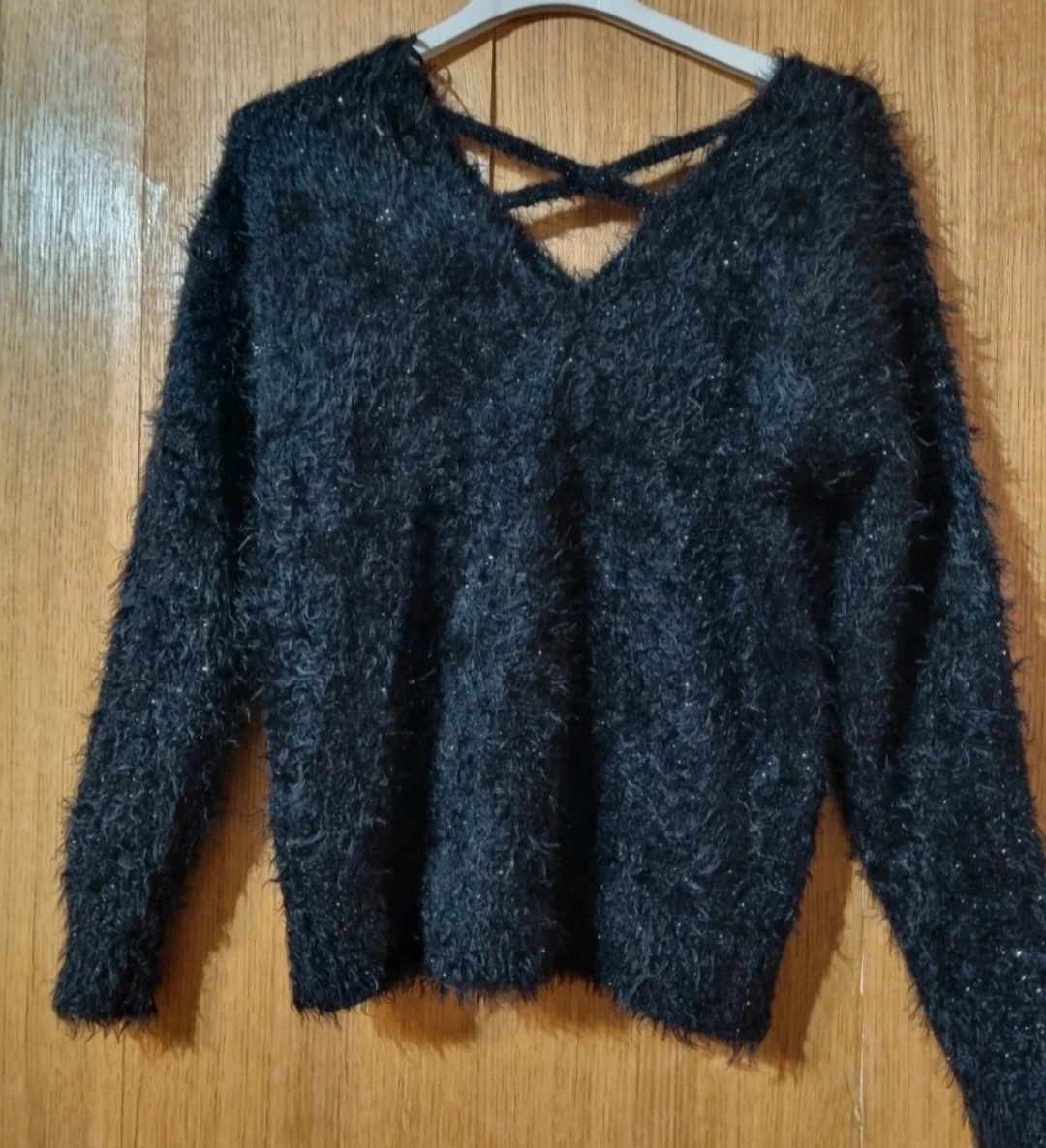 Černý svetřík s chloupky a třpytkami. - 3