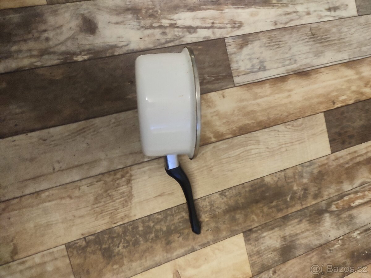 Smaltovaný rendlík - 3