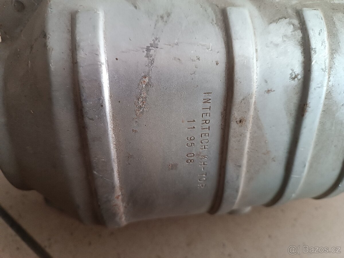 2x katalyzátor. - 3