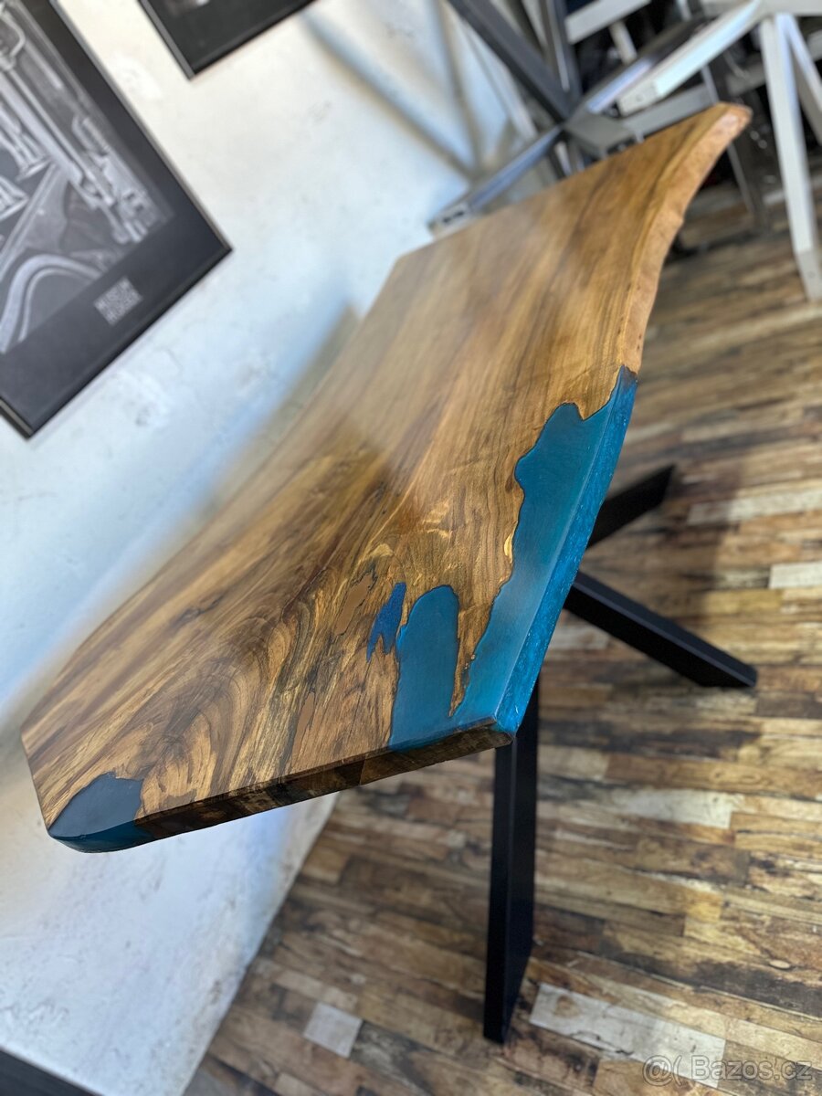 🪵 Luxusní jídelní stůl – ořech + epoxid, kovová podnož - 3