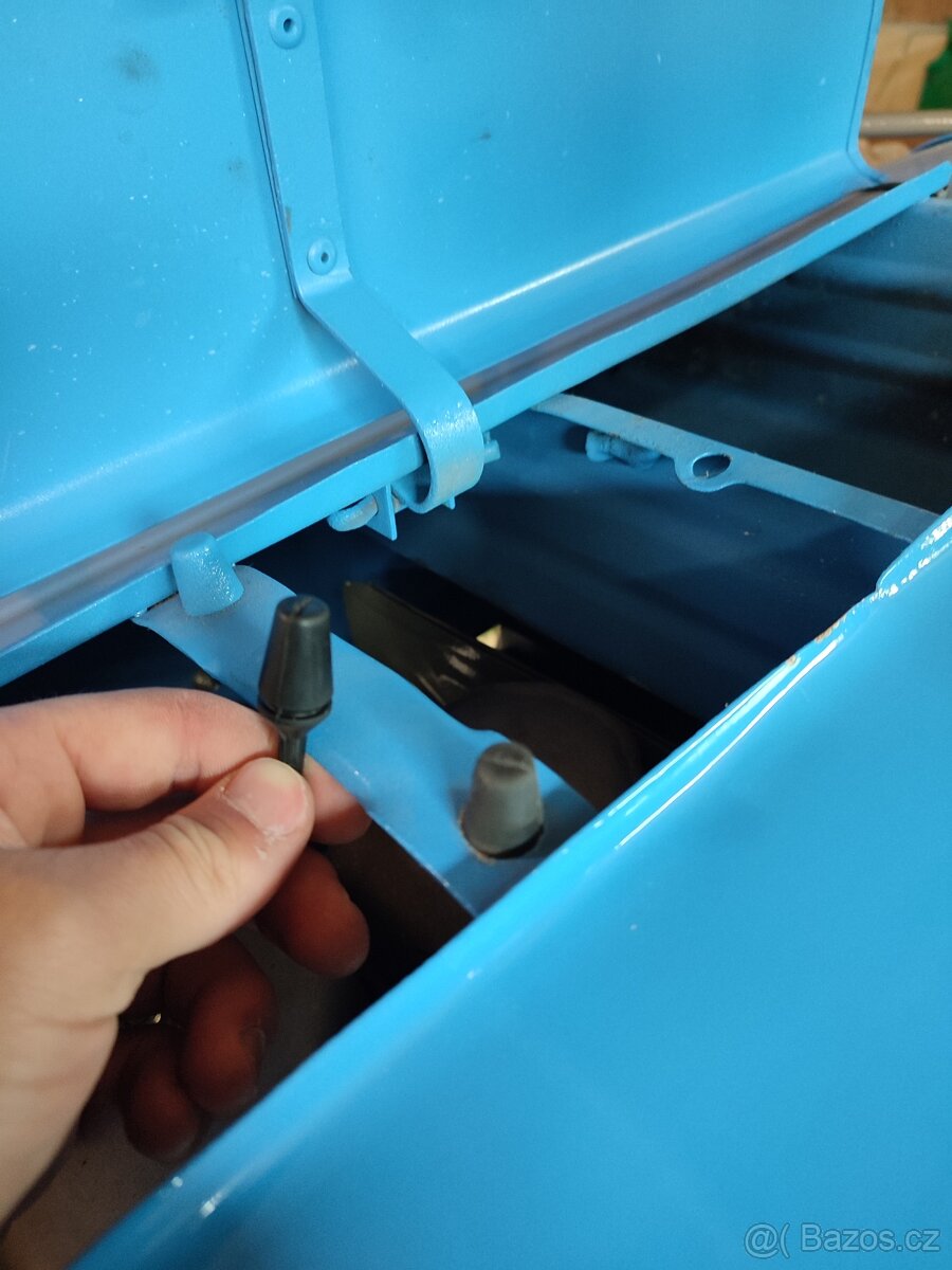 Dorazy kapoty Zetor UŘ I. - 3