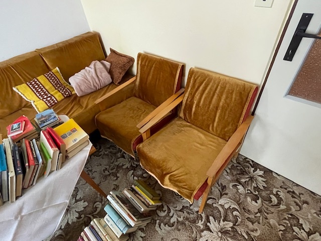 Starý nábytek a šicí stroj Minerva - 3