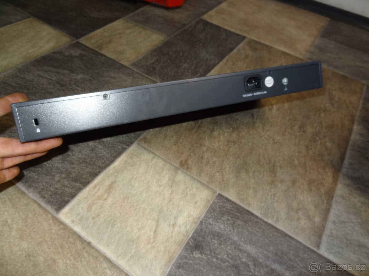 16 RJ-45 1GBit SFP opticky RACKOVY SWITCH Management TP-Link - 3