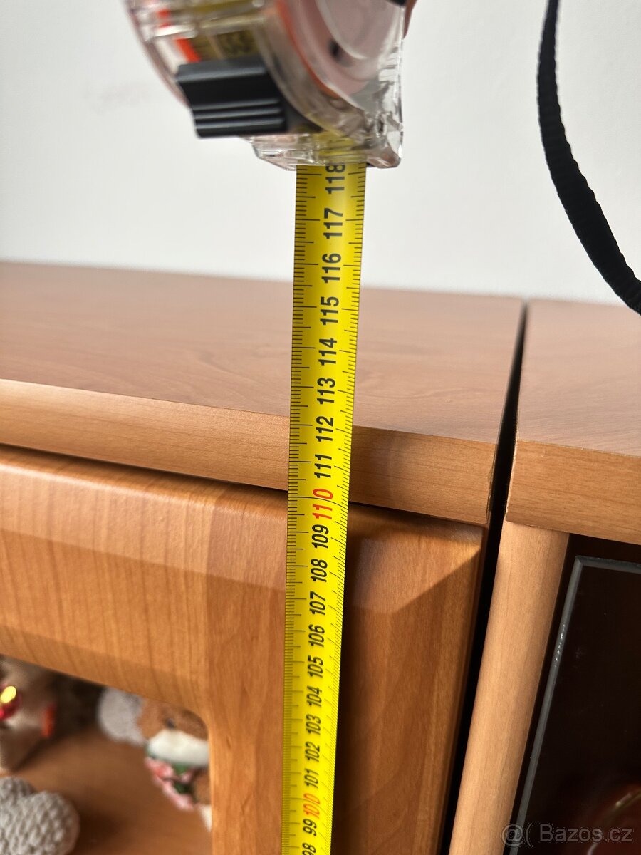 Komoda/skřínka se skleněný dveřmi - 3