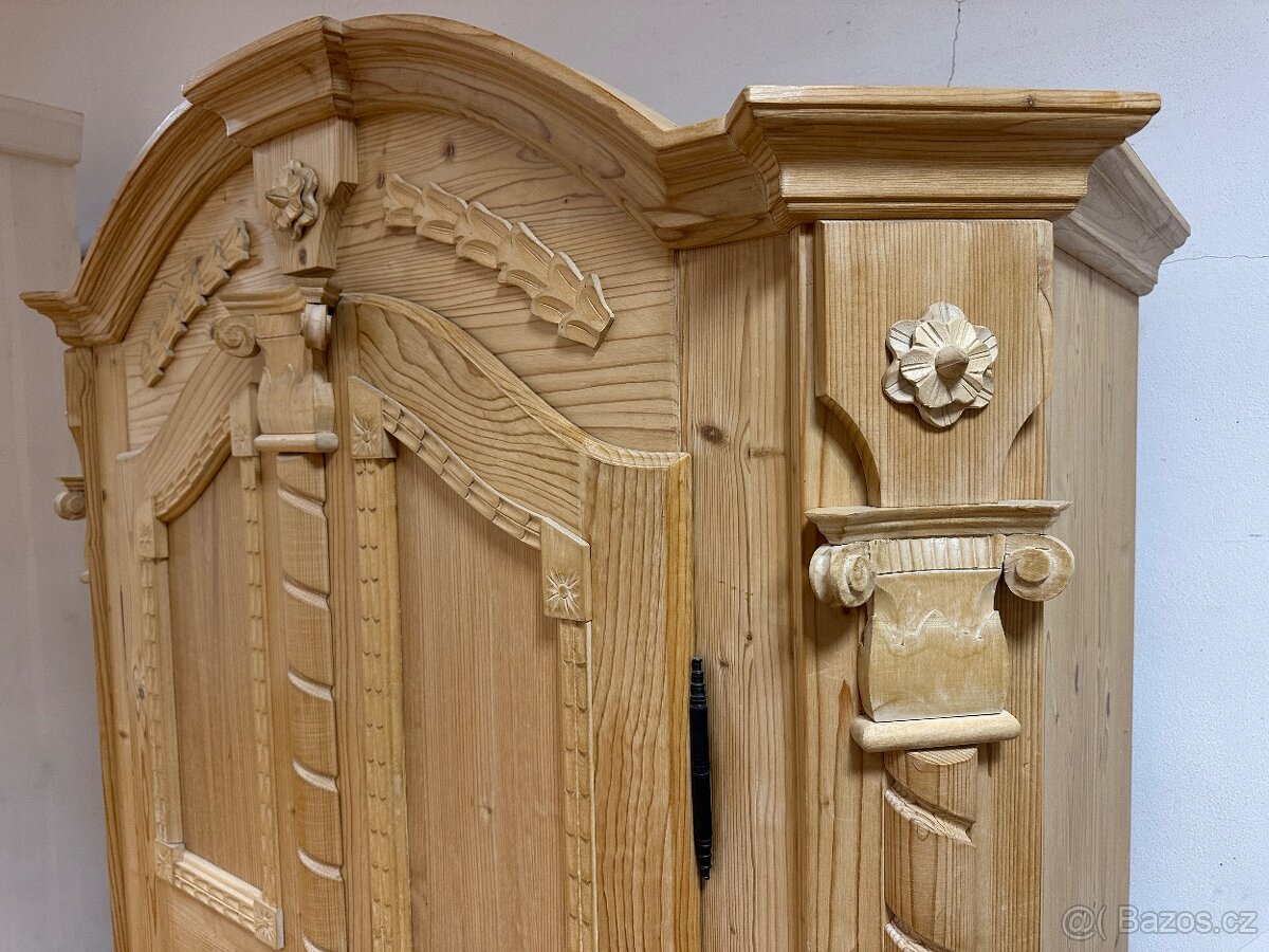 Šatní skříň šíře 127cm, vyřezávaná - 3