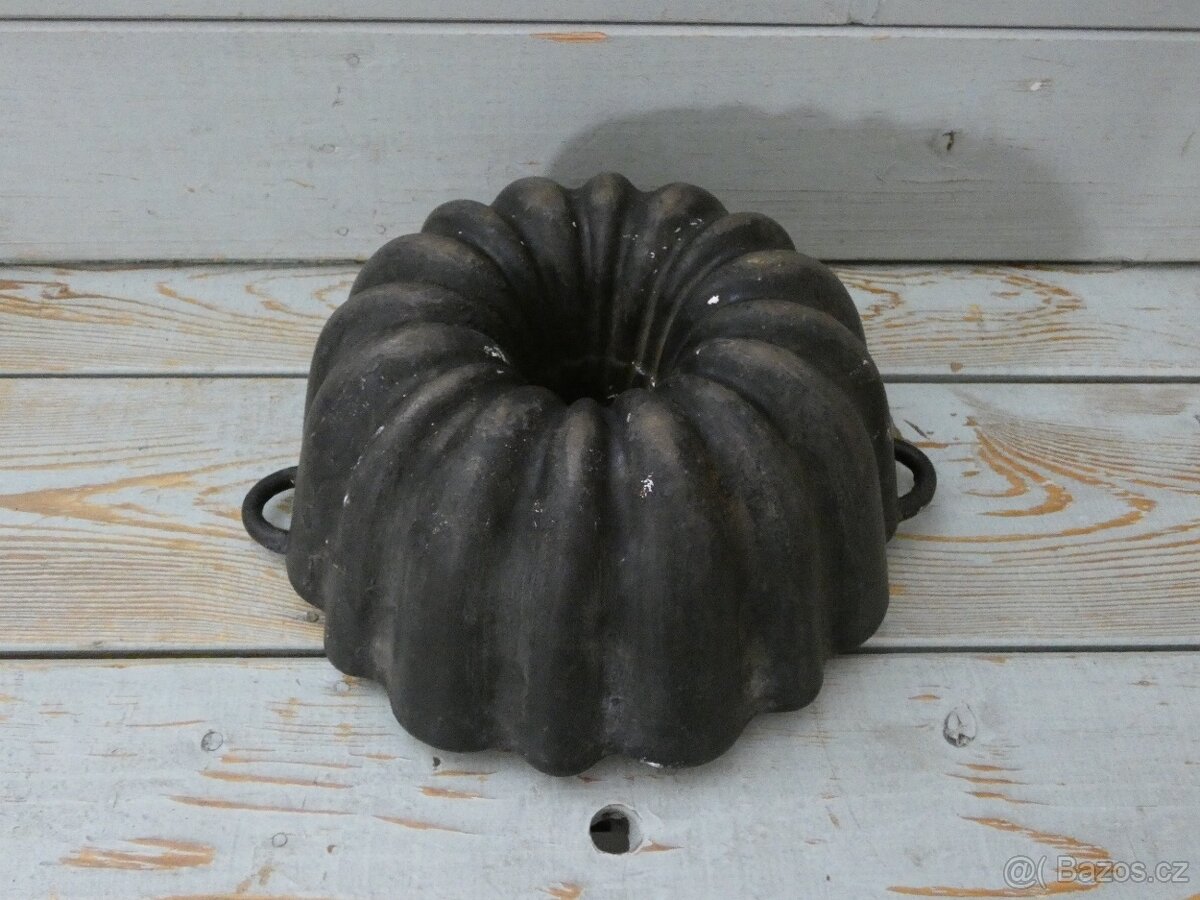 Stará litinová forma na bábovku - 3