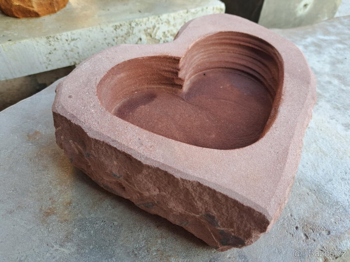 Pítko ve tvaru srdce z červeného pískovce - 3