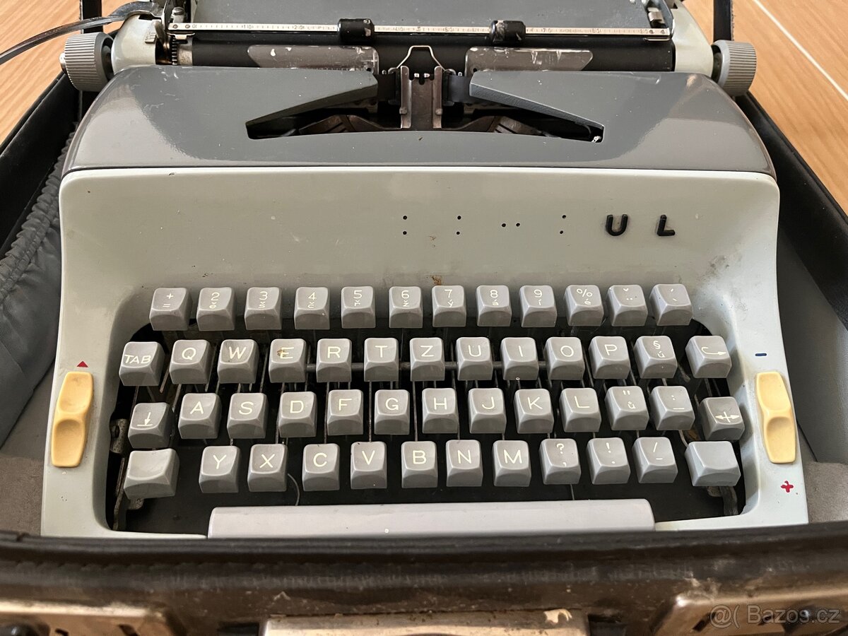 psací stroj Consul model 221 - 3