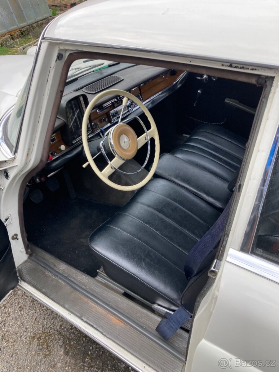 Mercedes Benz 220S W111