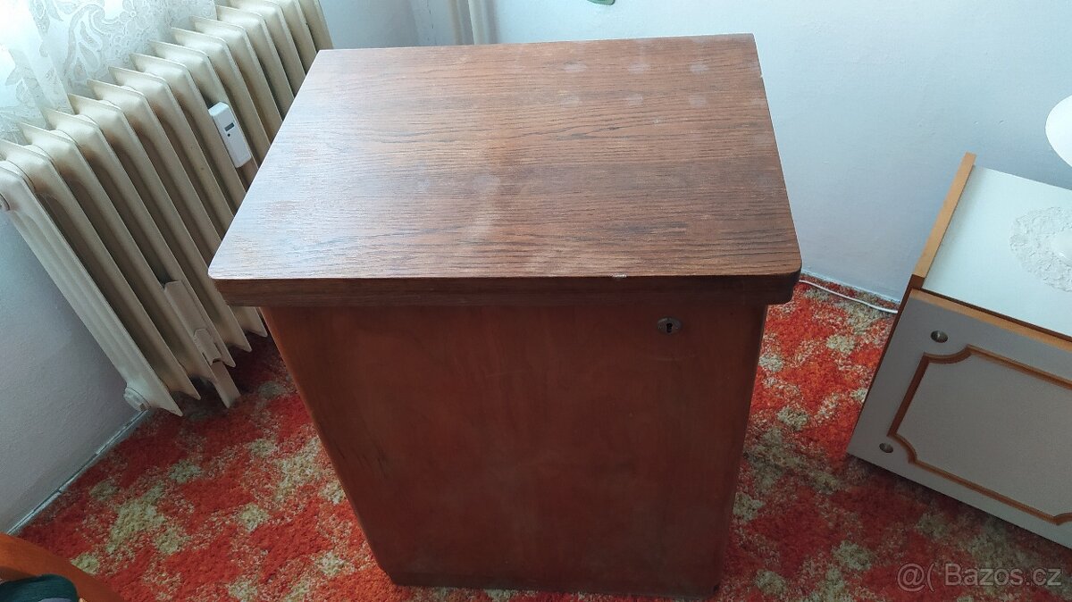 Prodám šicí stroj Lada šlapací - 3