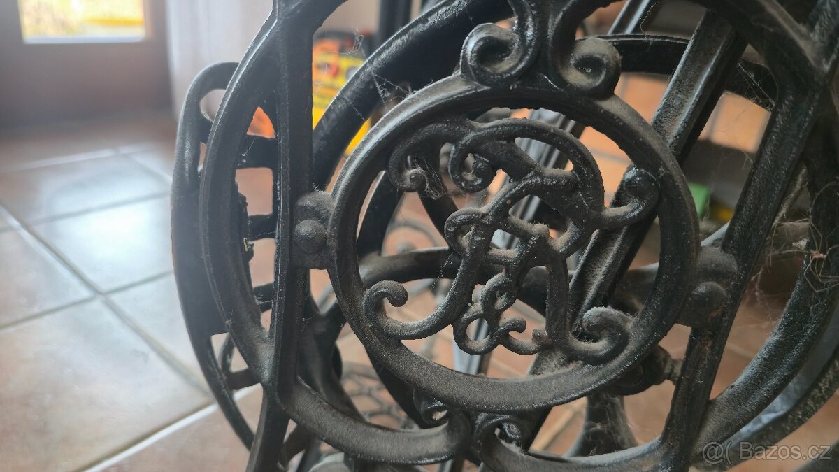 Stolek od siciho stroje - 3