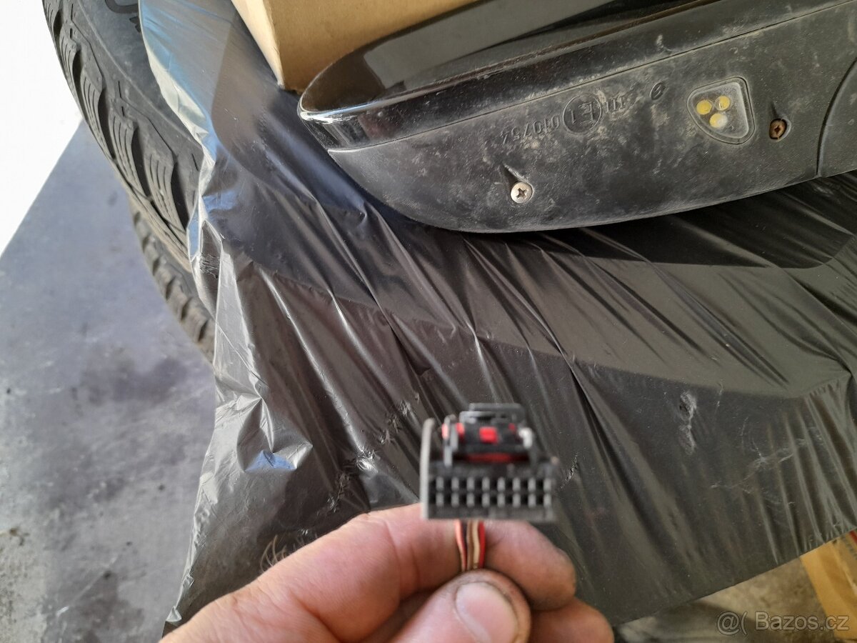 Prodám levý zpětný zrcátko na a6 - 3