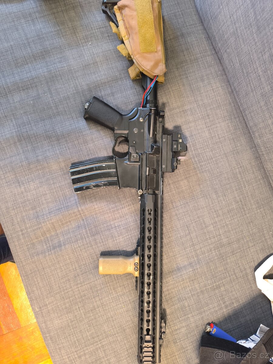 AEG, M4 AR15 +red dot - 3