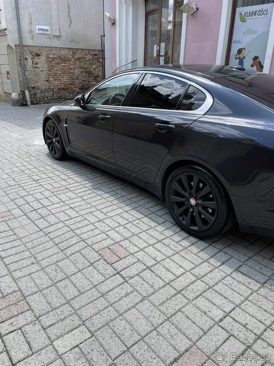 Jaguár XF 3.0d 177kw premium luxury limuzína - 3