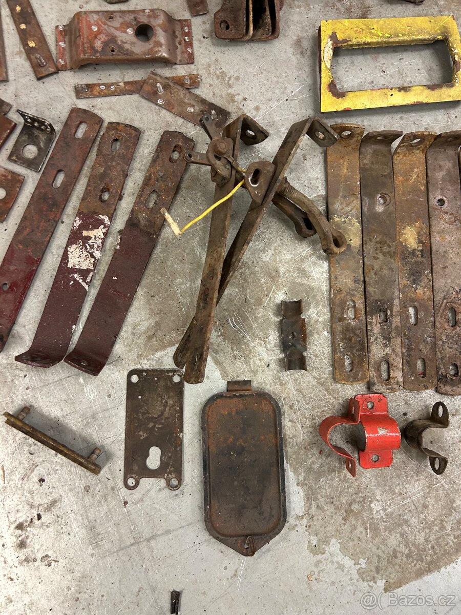 Skoda 110r / 110ls / 100 - kastlík baterky, držáky - 3