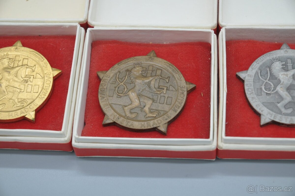 3 x plaketa medaile Budovatel Hradce Králové - 3