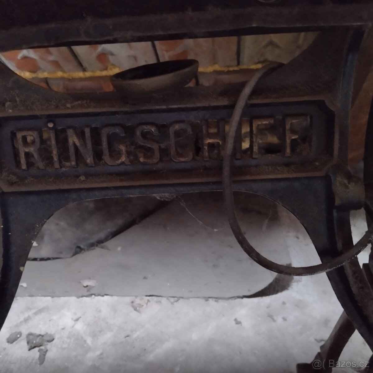 Starý šicí stroj - 3