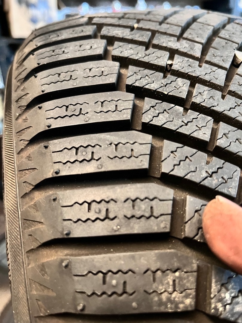 215/50 R17 95V zimní Yokohama - téměř nové - DOT 2023 - 3