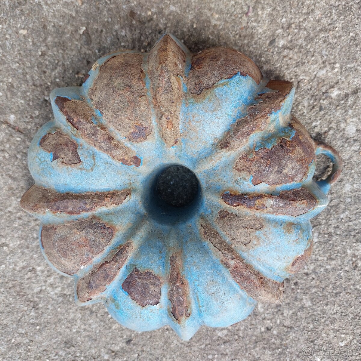 Stará litinová forma na bábovku - 3