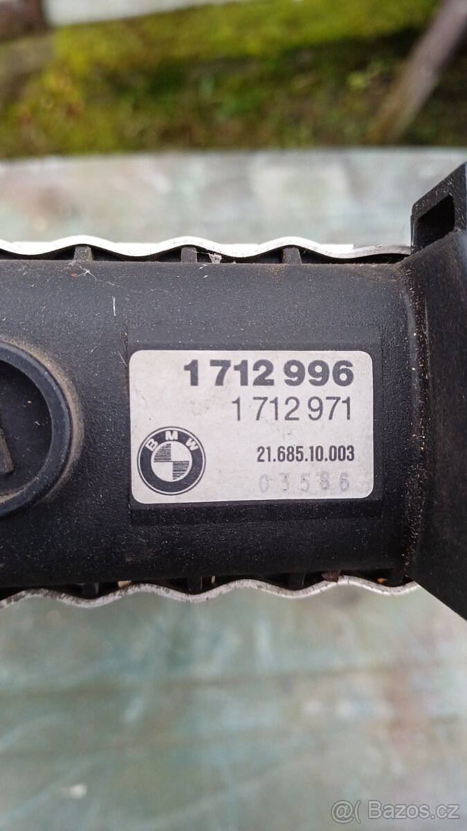 chladič vyndaný z BMW e38 318is téměř nový - 3