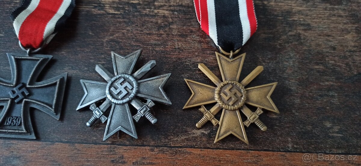 Medaile, vyznamenání, odznaky. - 3